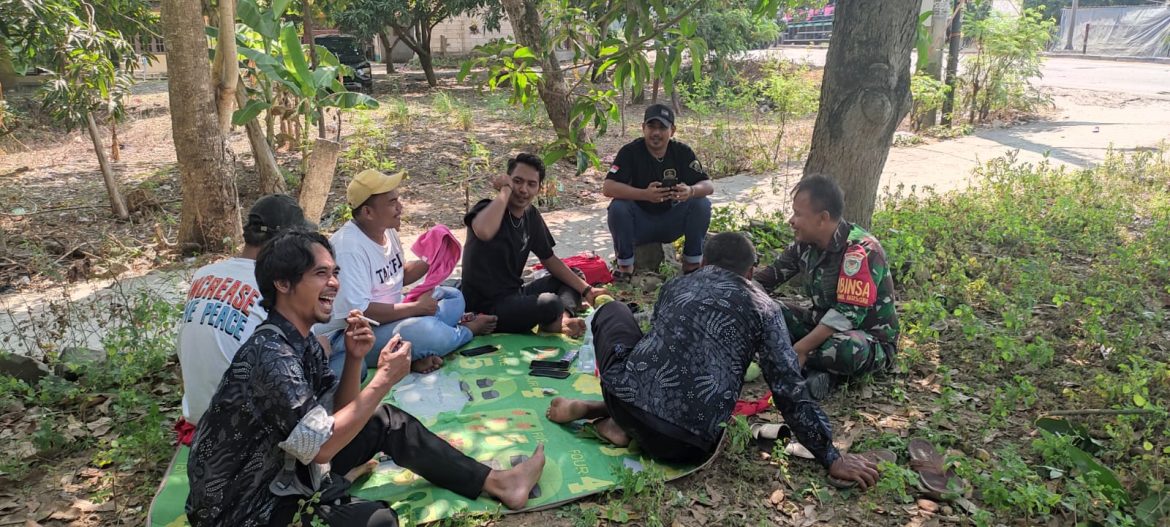 Babinsa Koramil 1605/Sukagumiwang Komsos Bersama Pamong dan Warga Desa Kliwed
