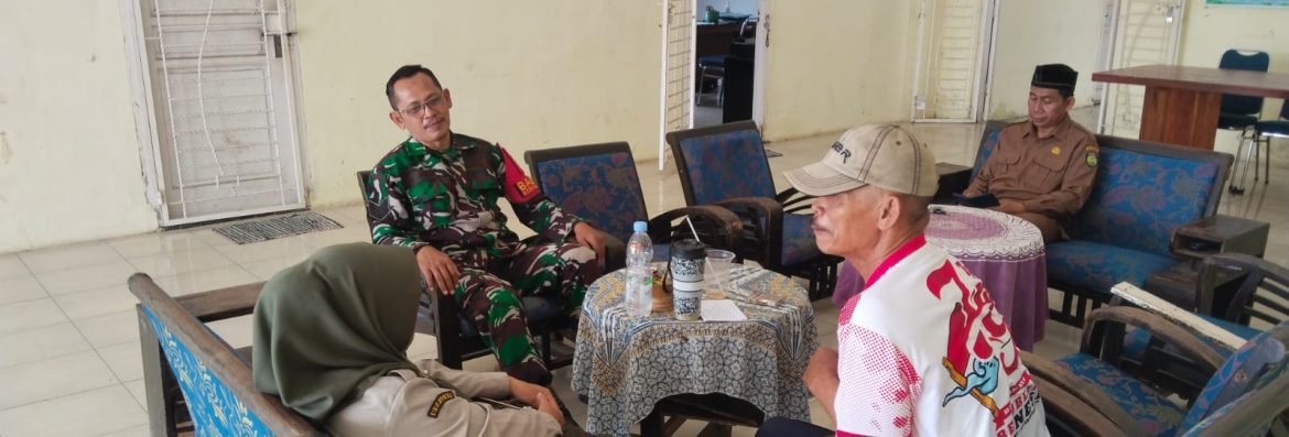 Babinsa Koramil 1601/Indramayu Komsos Bersama Warga Desa Plumbon, Ajak Jaga Kamtibmas dan Lingkungan