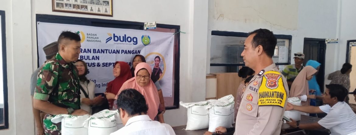 Babinsa Koramil 1603/Lohbener Monitor Penyaluran Bantuan Pangan Bulog, 968 KK di Arahan Kidul Terima Beras