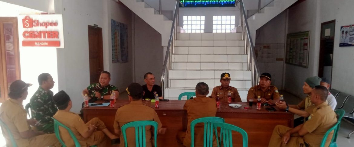 Komsos Bersama Pemdes Sukagumiwang, Babinsa Koramil 1605 Perkuat Sinergi dan Kepedulian terhadap Warga