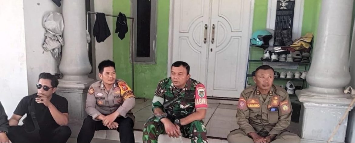 Komsos Bersama Warga Peringgacala, Babinsa Koramil 1608/Karangampel Ingatkan Hemat Air dan Jaga Kondusivitas
