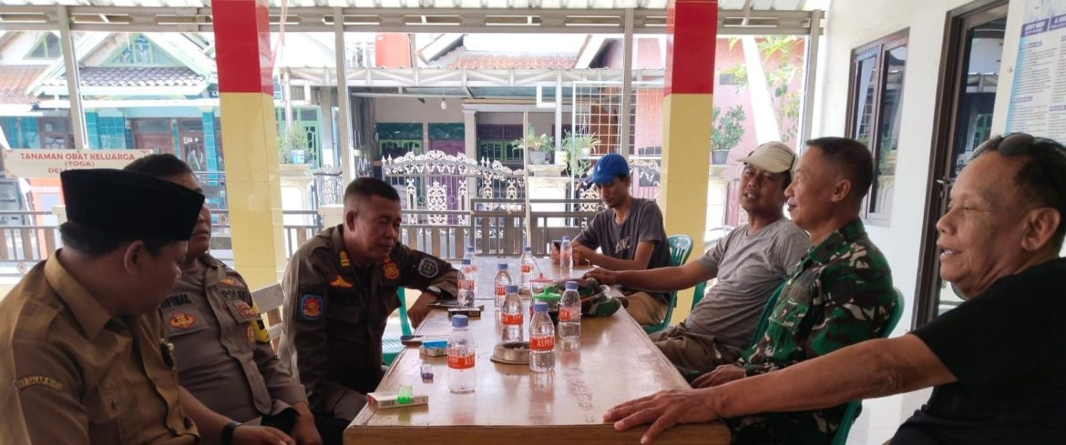 Babinsa Koramil 1611 Losarang Perkuat Sinergi Bersama Muspika dan Warga Desa Pegagan Lewat Komsos