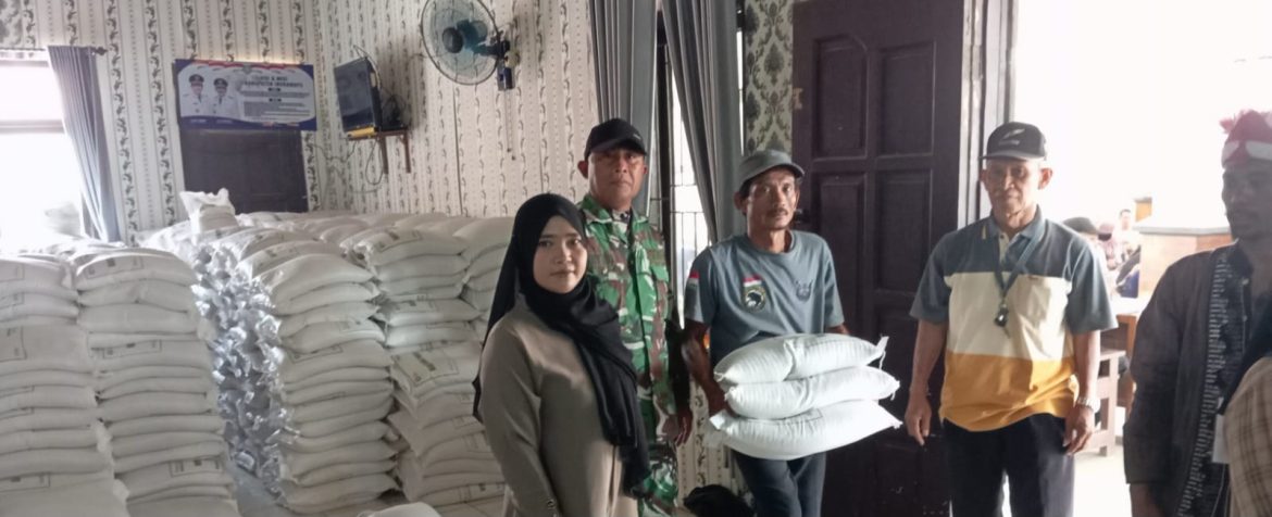 Babinsa Koramil 1611/Losarang Dampingi Penyaluran Bantuan Pangan, 996 KPM Desa Krimun Terima Beras 30 Kilogram