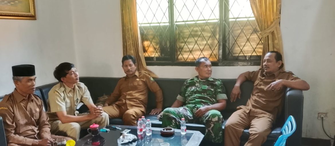 Komsos di Desa Gunungsari, Babinsa Koramil 1605 Sukagumiwang Ajak Warga Peduli Lingkungan dan Dukung Ketahanan Pangan