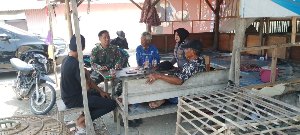 Komsos di Rawadalem,Babinsa Koramil 1601 Indramayu Ajak Warga Perkuat Keamanan dan Peduli Lingkungan