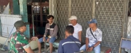 Jaga Kondusifitas Wilayah, Babinsa Koramil 1608/Karangampel Gelar Komsos Bersama Tomas dan Warga Dukuh Tengah
