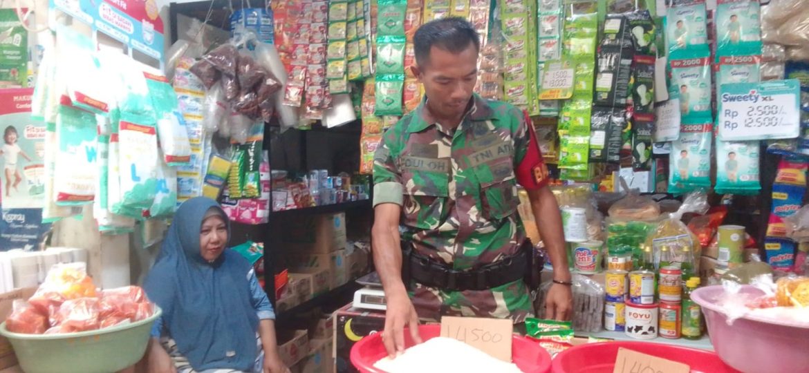 Pastikan Harga Tetap Terkendali, Babinsa Koramil 1605/Sukagumiwang Pantau Sembako di Pasar Tulungagung