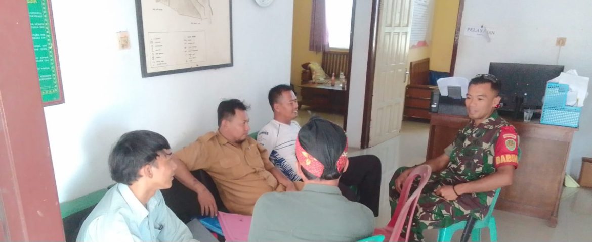 Bangun Kedekatan dengan Warga, Babinsa Koramil 1605/Sukagumiwang Gelar Komsos di Cadangpinggan