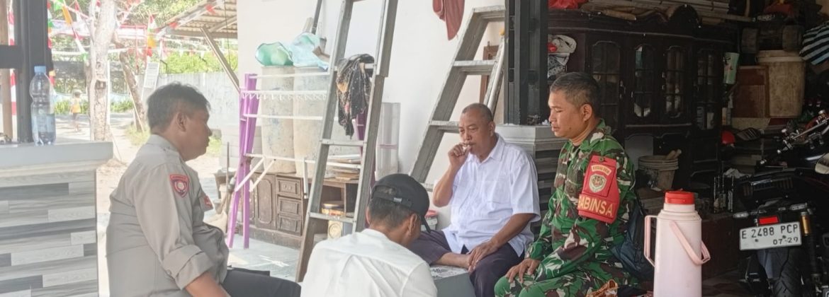Pererat Silaturahmi dan Jaga Kamtibmas, Babinsa Koramil 1601/Indramayu Sambangi Warga Lemahmekar