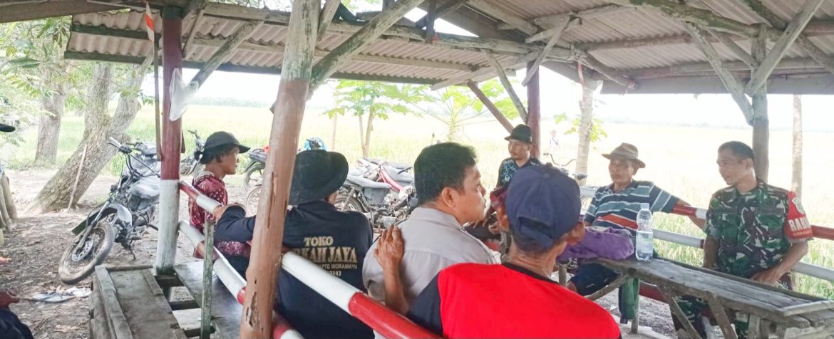 Babinsa Koramil 1601 Indramayu Perkuat Komsos di Pekandanganjaya, Ajak Warga Jaga Lingkungan dan Kamtibmas