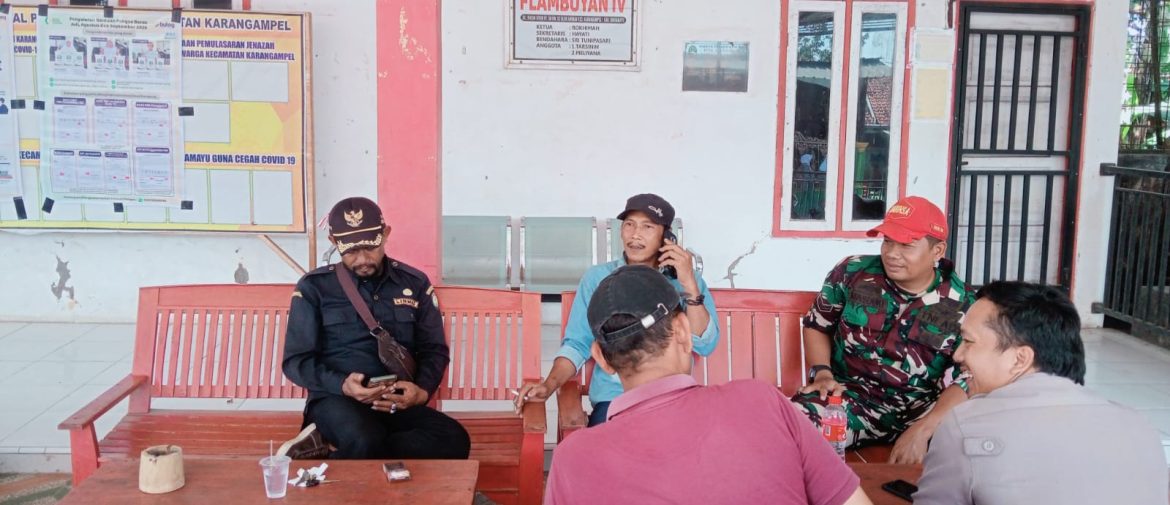 Babinsa Koramil 1608 Karangampel Komsos Bersama Warga Desa Dukuh Jeruk, Ajak Jaga Kondusivitas