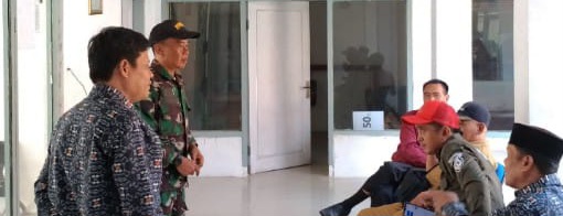 Babinsa Koramil 1605 Sukagumiwang Komsos dengan Pemdes Tenajar Kidul, Perkuat Sinergi dan Kepedulian Wilayah