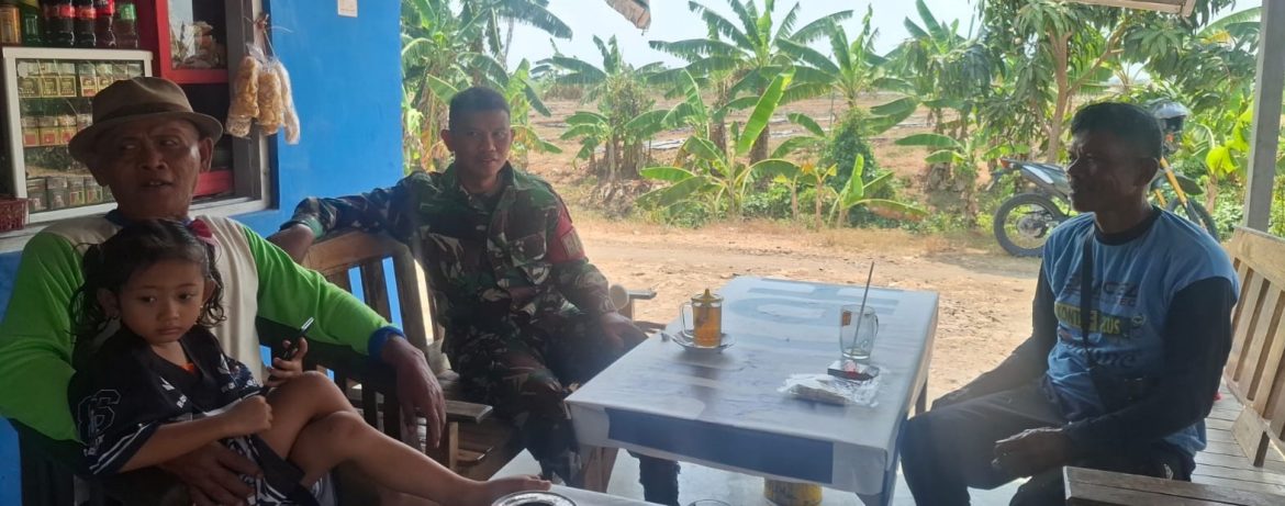 Babinsa Koramil 1601 Indramayu Komsos dengan Petani di Sudimampir Lor, Perkuat Komunikasi dan Deteksi Dini