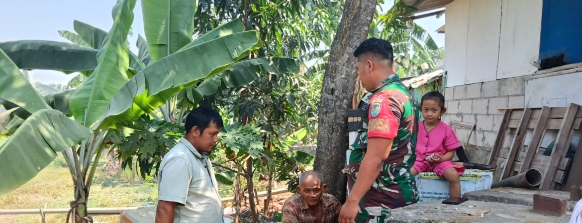 Komsos di Desa Balongan, Babinsa Koramil 1601/Indramayu Ajak Warga Jaga Kamtibmas dan Kesehatan