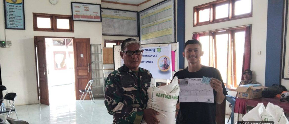 Koramil 1609/Juntinyuat Kawal Penyaluran BP-CBP di Desa Tinumpuk, 701 KPM Terima 21 Ton Beras