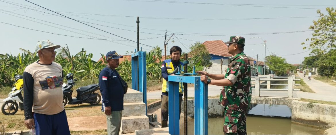 Babinsa Koramil 1611 Losarang Monitoring Pengairan Pertanian di Saluran Irigasi Desa Rajaiyang