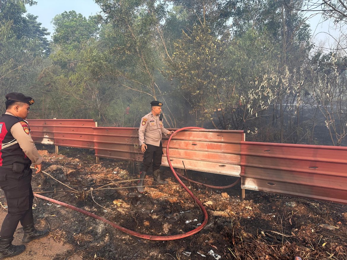 RESPON CEPAT KARHUTLA, POLDA KEPRI PADAMKAN KEBAKARAN LAHAN DI GALANG DAN NONGSA