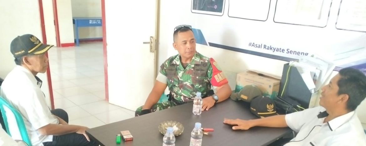 Babinsa Koramil 1608/Karangampel Komsos Bersama Pamong Desa Karangampel Kidul, Bahas Keamanan dan Kondusivitas Wilayah