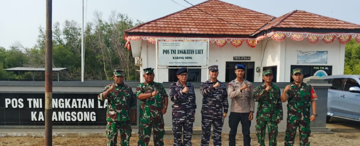 Babinsa Koramil 1601 Monitoring Kunjungan Danlanal Cirebon di Pos TNI AL Karangsong