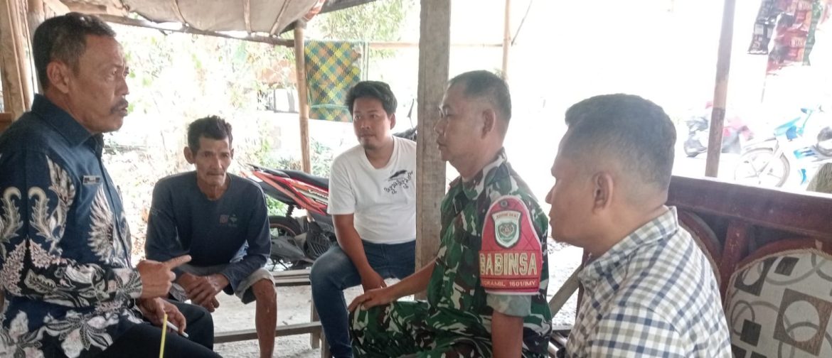 Komsos di Desa Sukareja, Sertu A.Zaeni,Babinsa Koramil 1601/Indramayu Ingatkan Warga Waspadai Kebakaran Saat Musim Kemarau