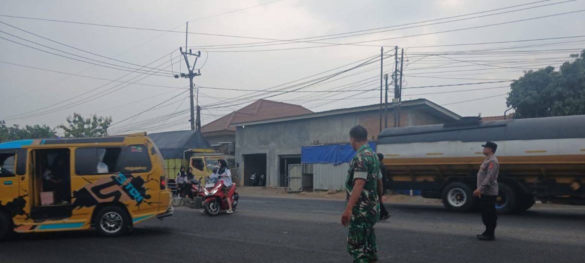Pastikan Pelajar Aman Menyeberang, Babinsa Koramil 1605 Sukagumiwang Bersama Polisi Turun ke Jalan