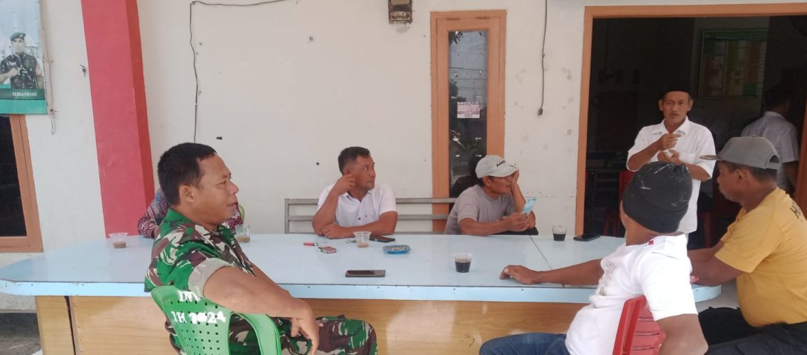 Babinsa Koramil 1605 Sukagumiwang Perkuat Komsos, Ajak Warga Desa Jambe Kompak Jaga Keamanan