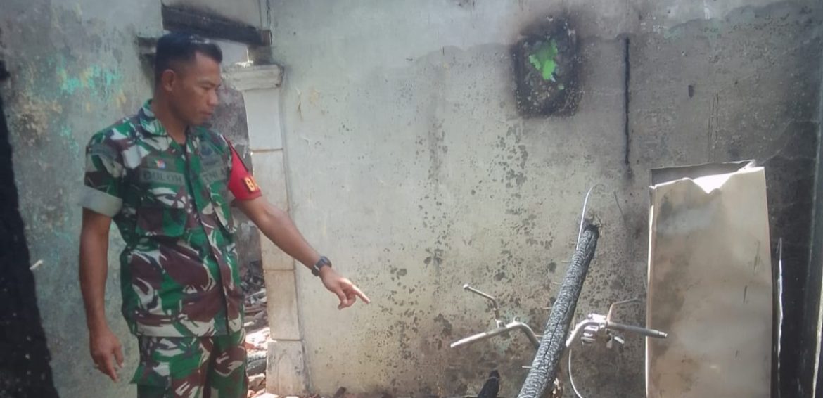 Gercep Anggota Koramil 1605 Sukagumiwang Tangani Rumah Warga Cadangpinggan Yang Terbakar