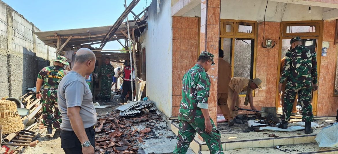 TNI-Polri dan Warga Bergotong Royong Pulihkan Lokasi Kebakaran di Cadangpinggan