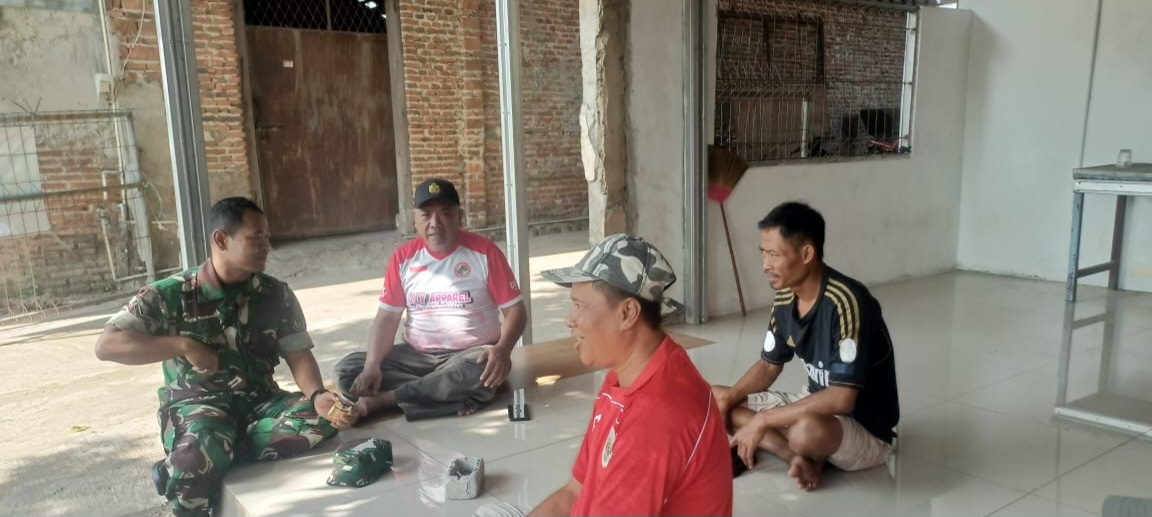 Babinsa Koramil 1605 Sukagumiwang Perkuat Komsos Bersama Poktan dan Warga Cadangpinggan