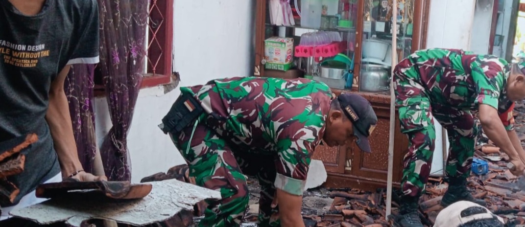 Koramil 1608/Karangampel Bersama Warga Bersihkan Puing Rumah Terbakar di Jayalaksana