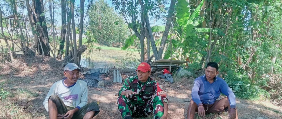 Babinsa Koramil 1608/Karangampel Perkuat Komsos Bersama Warga Dukuh Jeruk