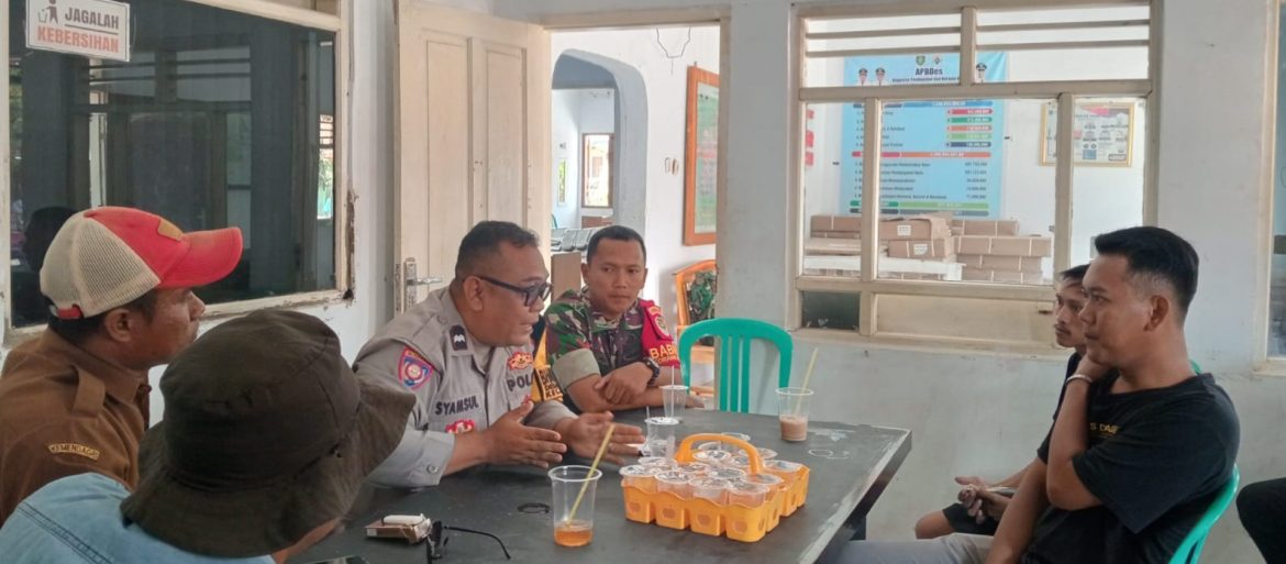 Babinsa Koramil 1601/Indramayu Perkuat Komsos Bersama Warga Desa Pekandangan