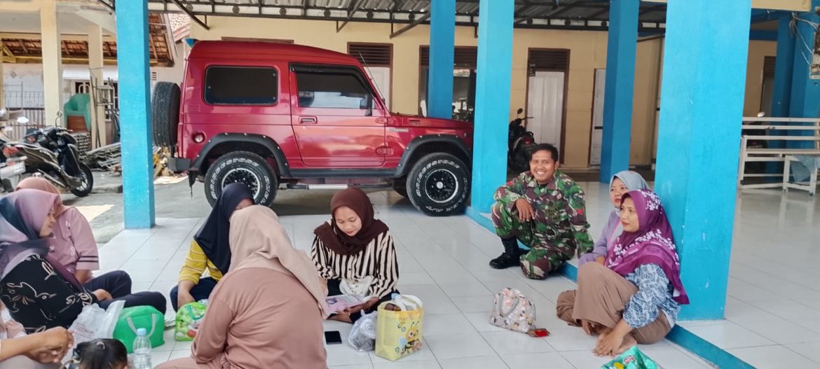 Babinsa Koramil 1601/Indramayu Ajak Warga Rawadalem Jaga Kebersihan dan Kewaspadaan