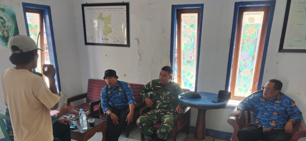 Perkuat Sinergi di Wilayah Binaan, Babinsa Koramil 1608 Karangampel Komsos Bersama Pemdes Kedokanbunder