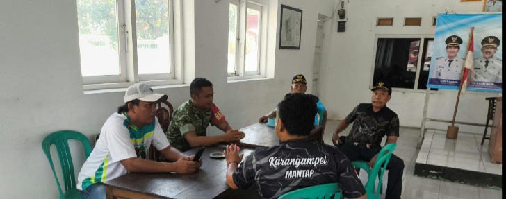 Babinsa Koramil 1608 Karangampel Sertu Budi H, Komsos Bersama Perangkat Desa, Dorong Kerukunan dan Kepedulian Lingkungan