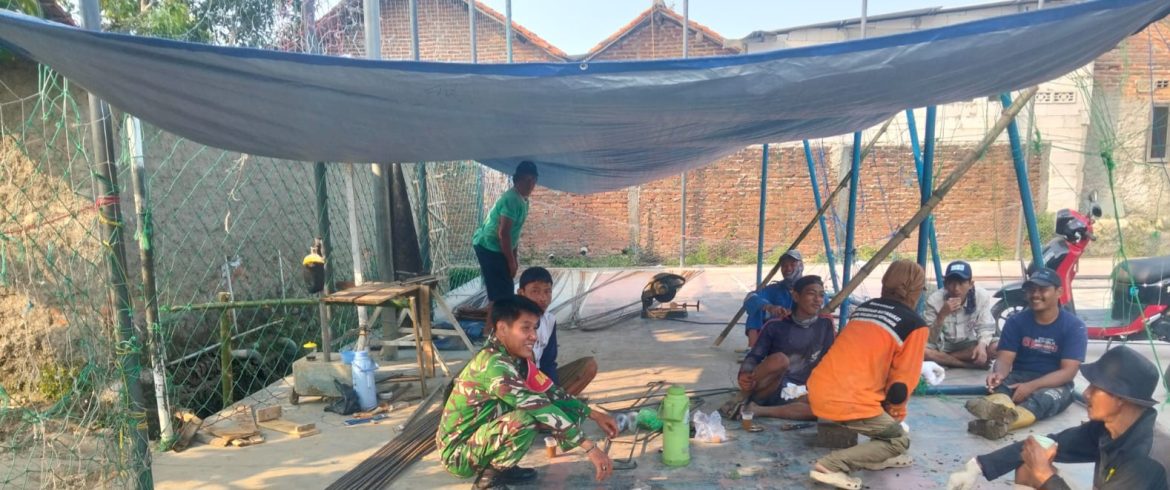 Komsos di Desa Singajaya, Babinsa Koramil 1601 Indramayu Ajak Warga Jaga Kebersihan dan Keamanan Lingkungan