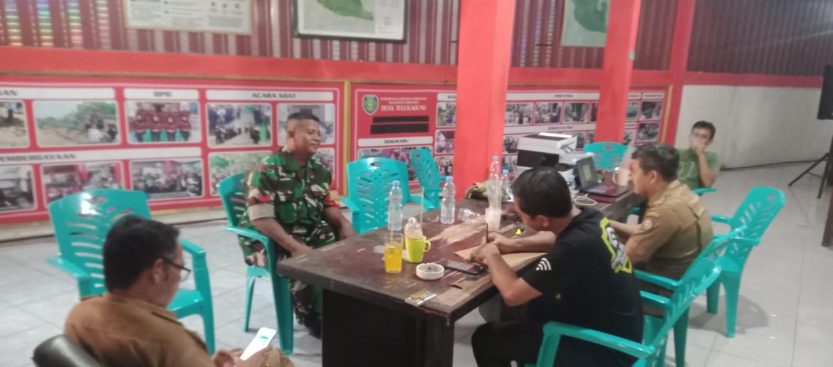 Komsos di Telukagung, Babinsa Koramil 1601 Indramayu Perkuat Sinergi dan Ajak Warga Waspadai Geng Motor