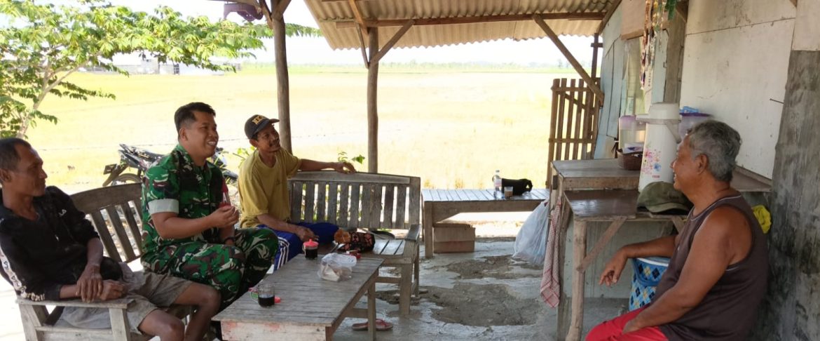 Bukan Sekadar Silaturahmi, Babinsa Koramil 1601 Ingatkan Warga Balongan soal Ancaman Musim Kemarau