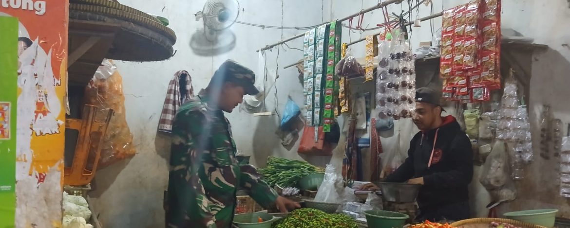 Anggota Koramil 1605 Sukagumiwang Turun ke Pasar, Harga Sembako di Tulungagung Dipantau