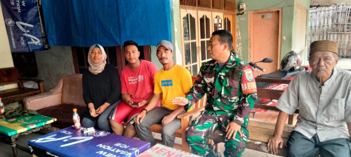 Komsos di Paoman, Babinsa Koramil 1601 Indramayu Ingatkan Warga,Jaga Lingkungan Serta Lindungi Generasi Muda