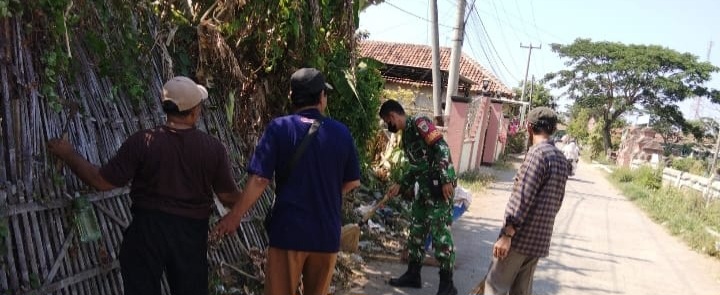 Babinsa Koramil 1608 Karangampel Laksanakan Karya Bakti di Benda Hidupkan Kembali Semangat Gotong Royong
