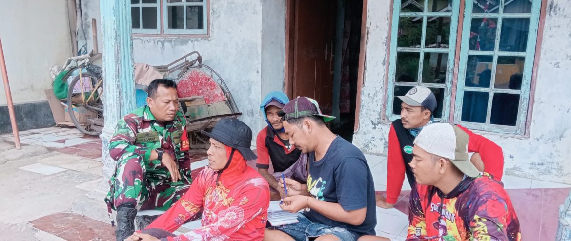 Komsos Bersama Warga Dukuh Jeruk, Babinsa Koramil 1608 Karangampel Ingatkan Kamtibmas dan Pengawasan Anak