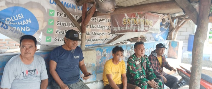 Komsos Bersama Tokoh Masyarakat dan RT, Babinsa Koramil 1605/Sukagumiwang Perkuat Sinergi di Desa Tulungagung