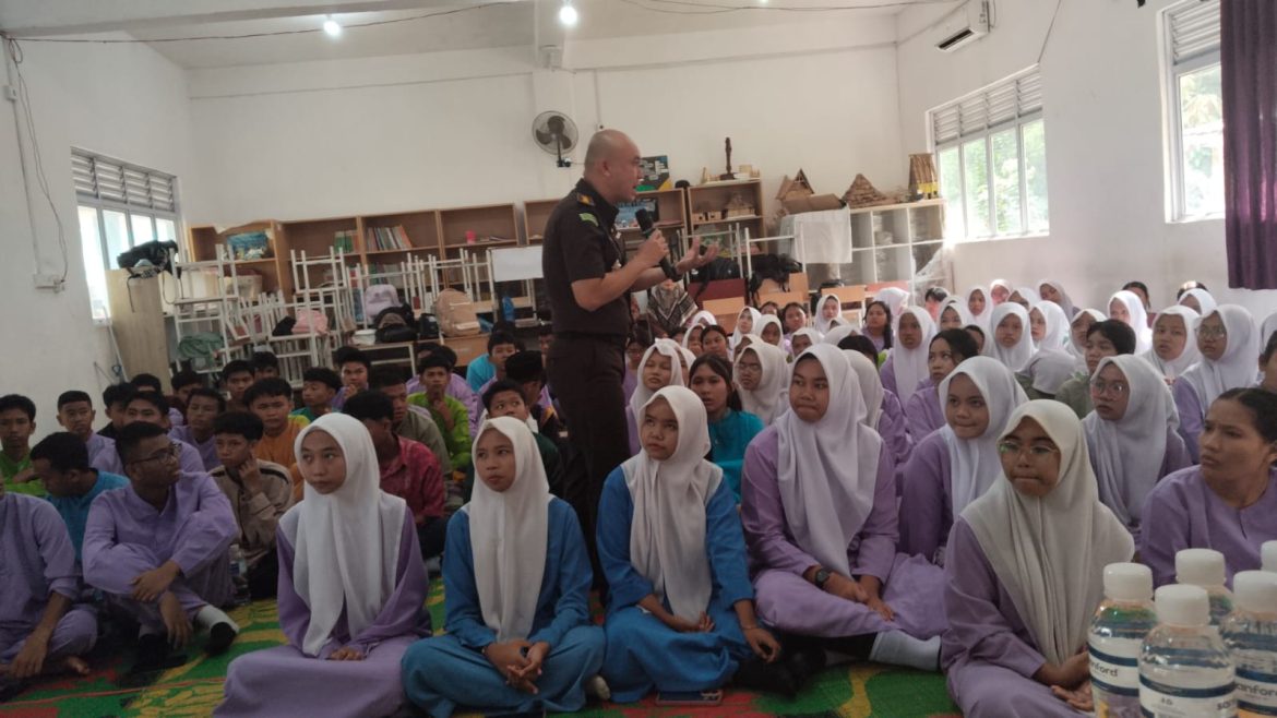 Jaksa Masuk Sekolah di SMA Negeri 28 Batam: Bijak Bermedia Sosial, Hormati Orang Tua