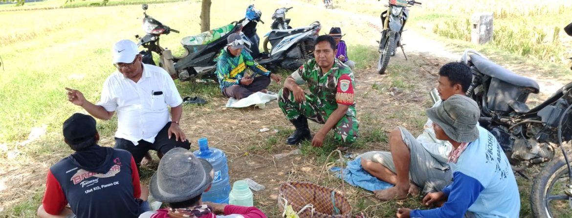 Komsos di Rawadalem,Babinsa Koramil 1601 Indramayu Ajak Warga Jaga Kebersihan dan Keamanan Lingkungan