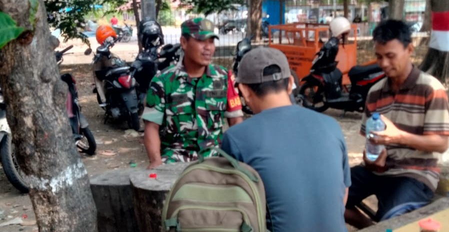 Komsos Babinsa Koramil 1601 Indramayu Bersama Pengunjung Pasar Tradisional