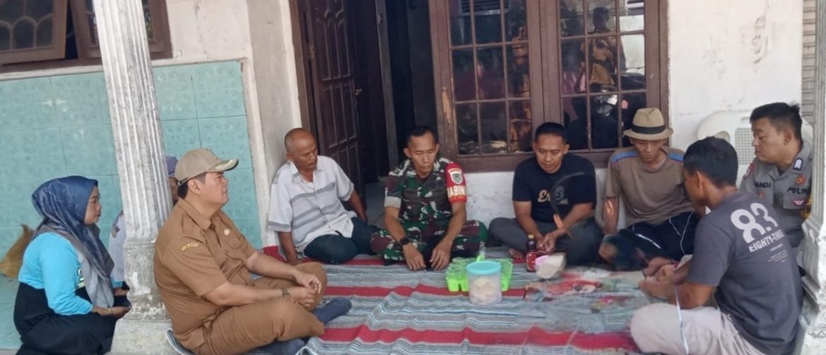 Komsos di Mundu, Babinsa Koramil 1608 Karangampel Ajak Warga Jaga Kamtibmas dan Utamakan Musyawarah