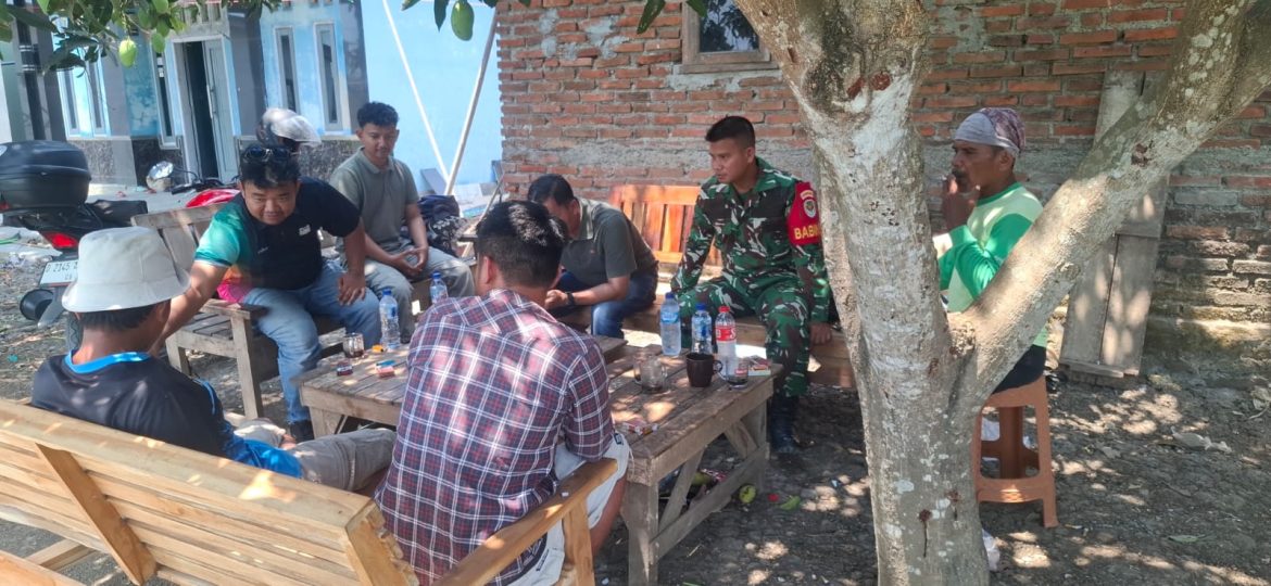 Komsos di Sudimampir Lor, Babinsa Koramil 1601/Indramayu Ajak Petani Jaga Lingkungan