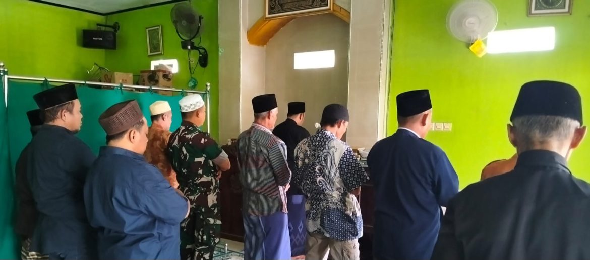 HUT TNI ke-81, Koramil 1609/Juntinyuat Gelar Sholat Dzuhur, Doa Bersama dan Santunan Anak Yatim