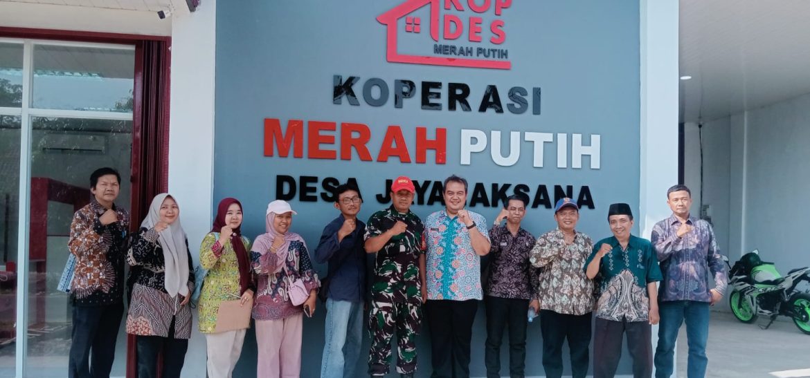Anggota Koramil 1608 Karangampel Monitoring Tim VERVAL Kabupaten Indramayu Kunjungi KDKMP Jayalaksana, Administrasi hingga Progres Pembangunan Diperiksa